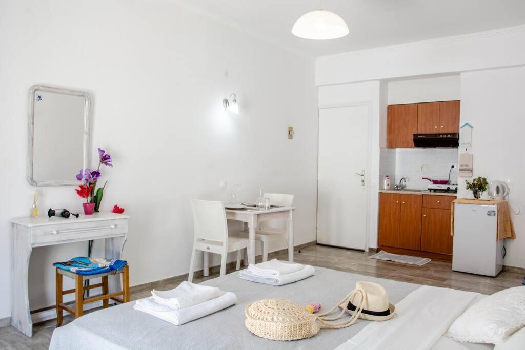 White Wave Studio 1 , 3Min Walk From Kamari Beach Экстерьер фото